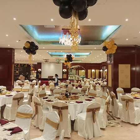 Royal Concorde Hotel & Suite Дубай Екстериор снимка