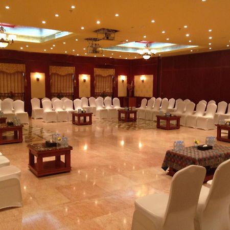 Royal Concorde Hotel & Suite Дубай Екстериор снимка