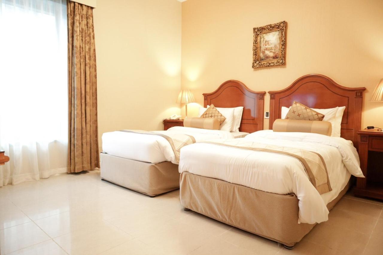 Royal Concorde Hotel & Suite Дубай Екстериор снимка