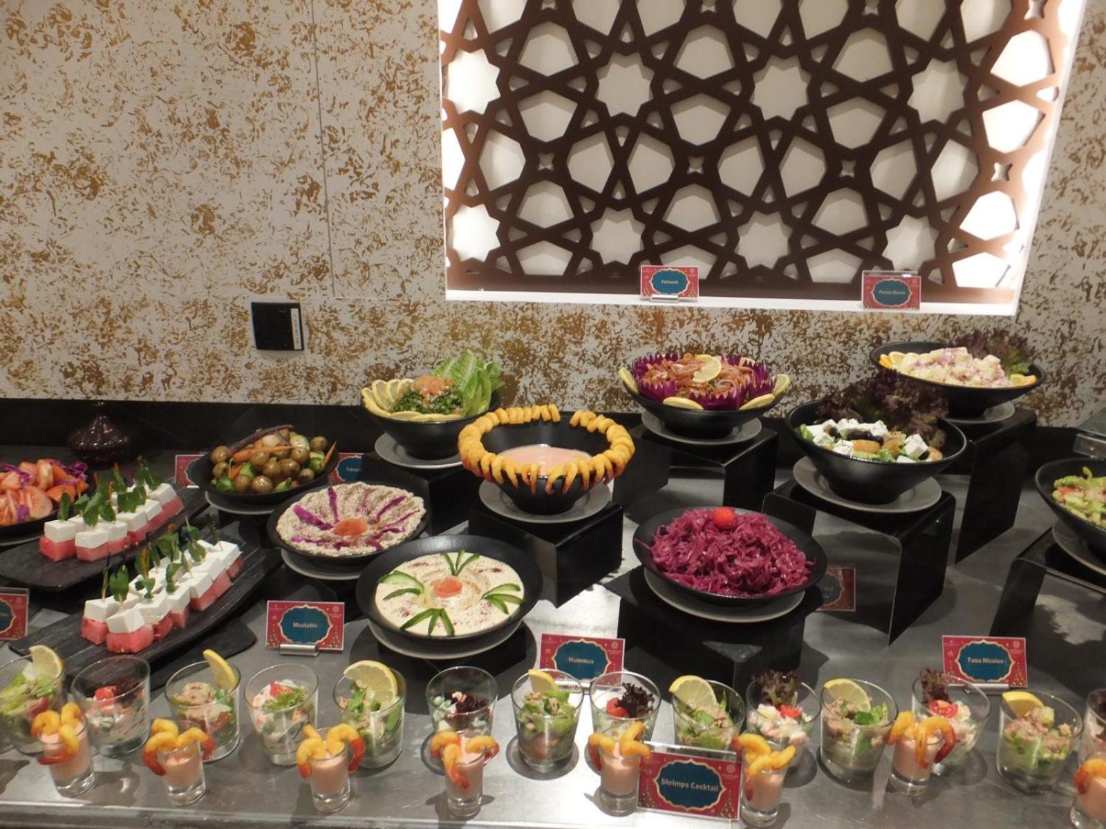 Royal Concorde Hotel & Suite Дубай Екстериор снимка