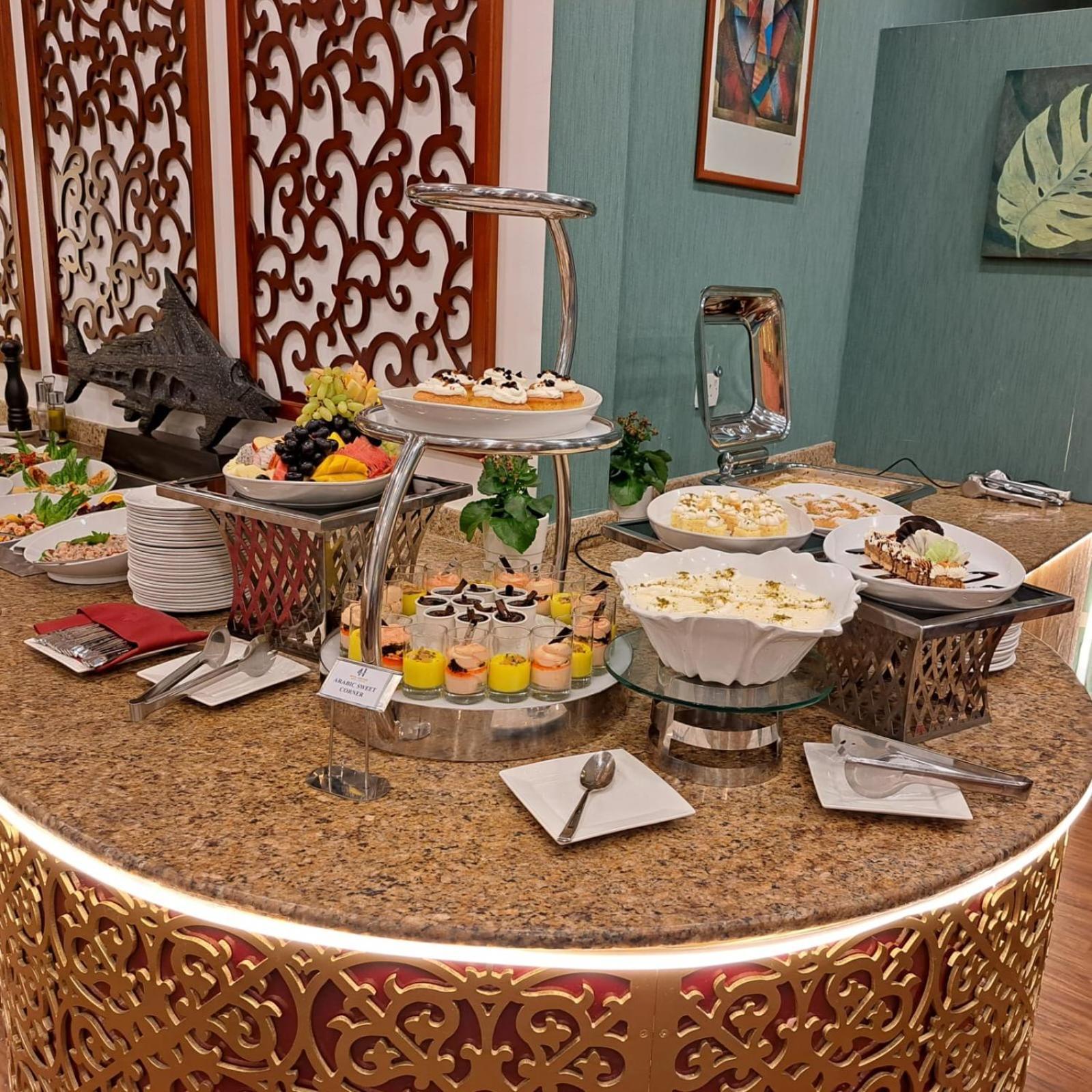 Royal Concorde Hotel & Suite Дубай Екстериор снимка