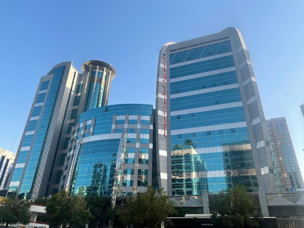 Royal Concorde Hotel & Suite Дубай Екстериор снимка
