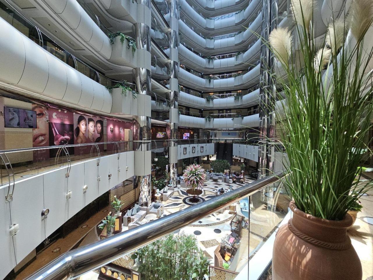 Royal Concorde Hotel & Suite Дубай Екстериор снимка