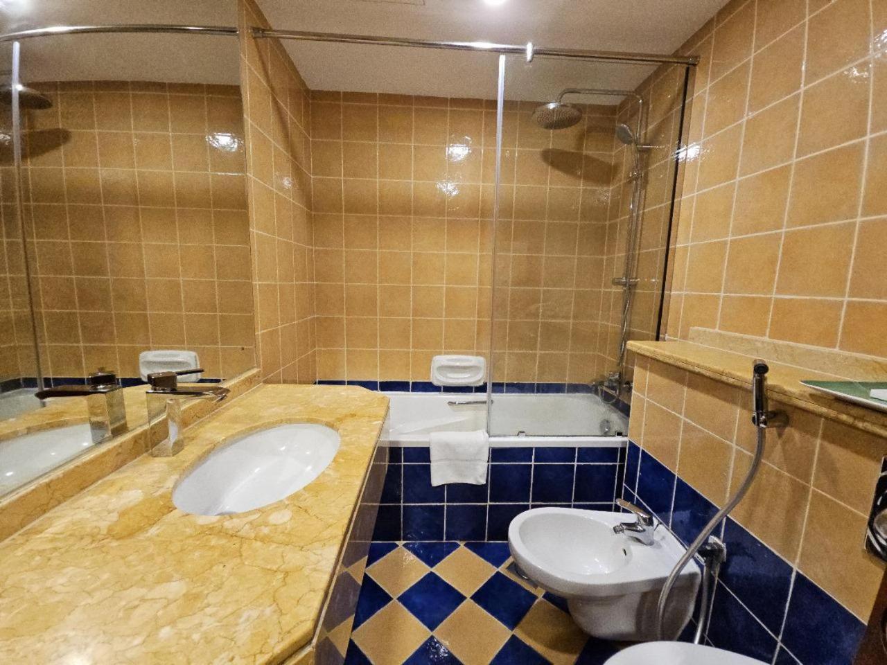 Royal Concorde Hotel & Suite Дубай Екстериор снимка
