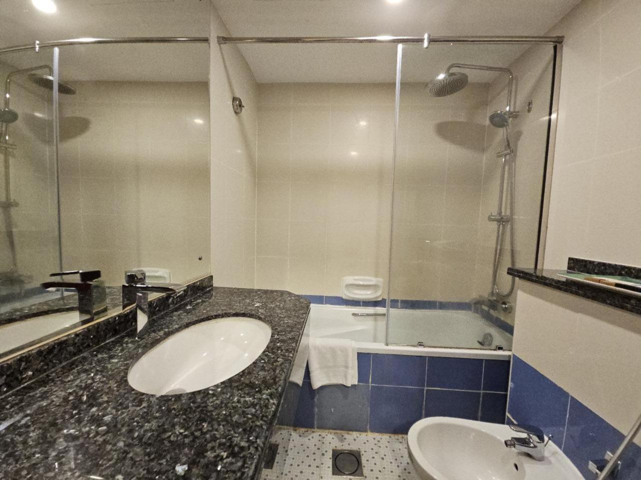 Royal Concorde Hotel & Suite Дубай Екстериор снимка
