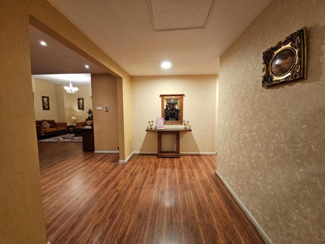 Royal Concorde Hotel & Suite Дубай Екстериор снимка