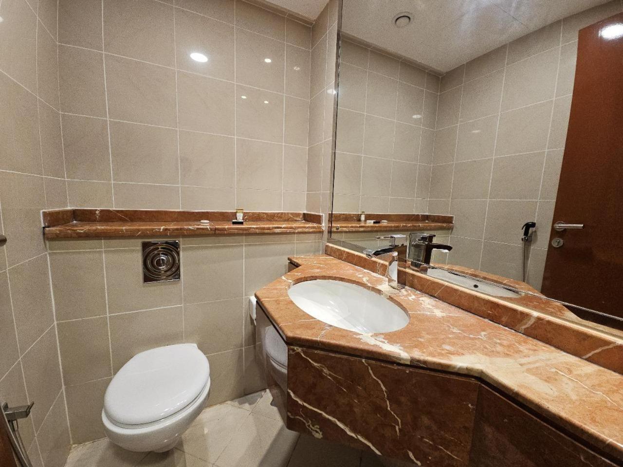 Royal Concorde Hotel & Suite Дубай Екстериор снимка