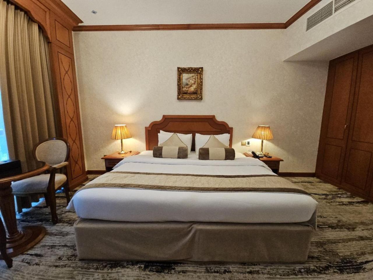 Royal Concorde Hotel & Suite Дубай Екстериор снимка