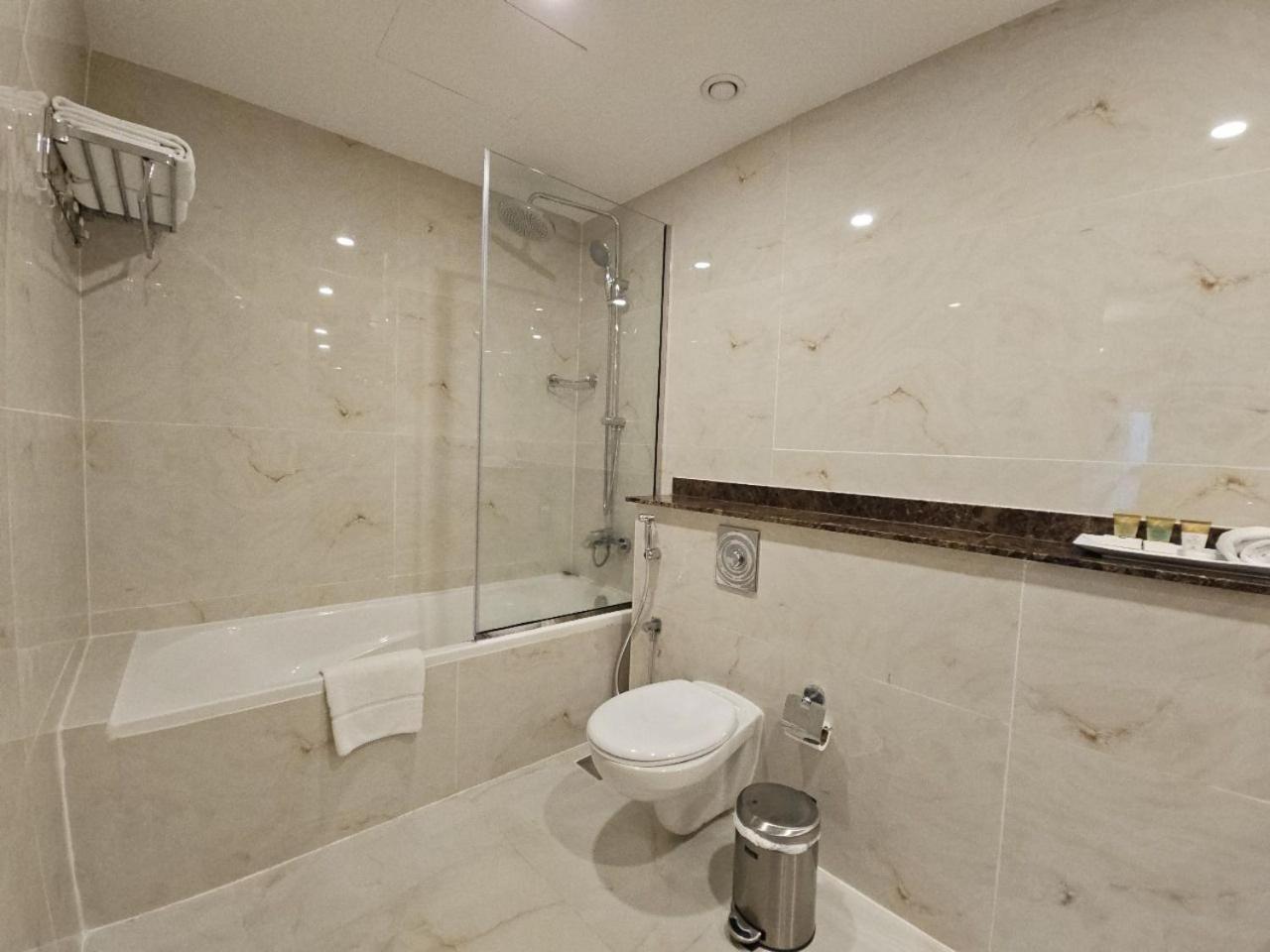 Royal Concorde Hotel & Suite Дубай Екстериор снимка