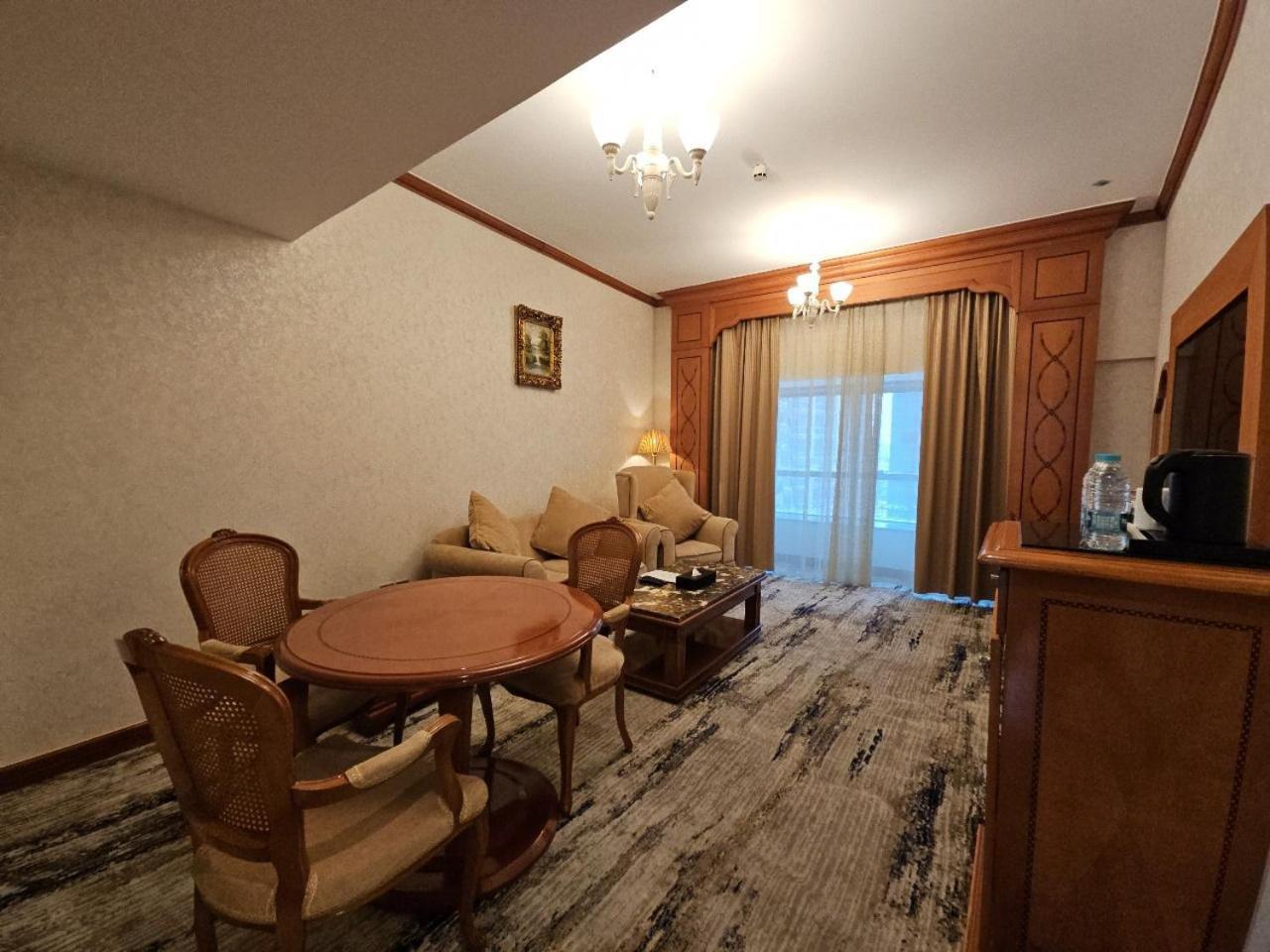 Royal Concorde Hotel & Suite Дубай Екстериор снимка