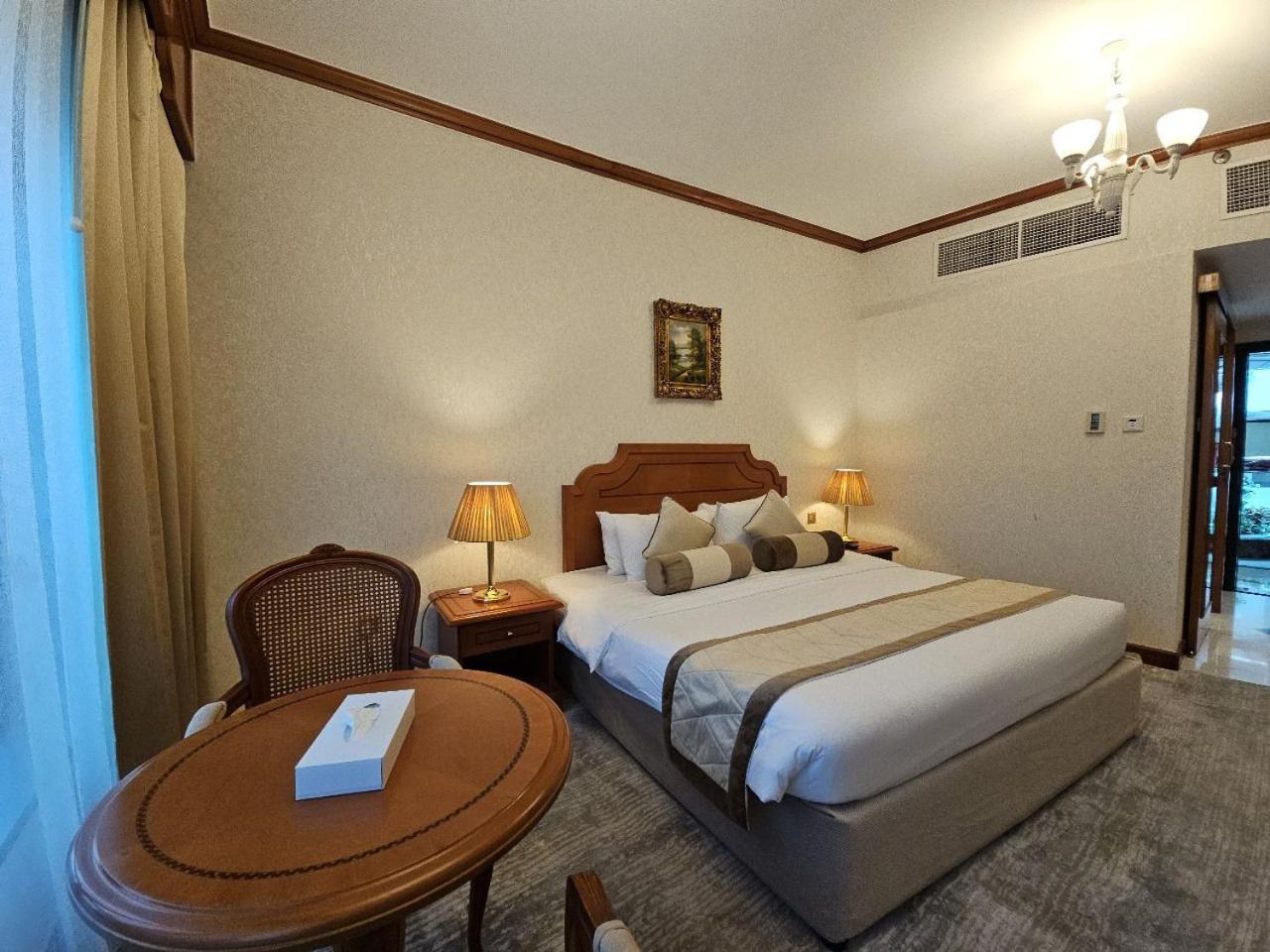 Royal Concorde Hotel & Suite Дубай Екстериор снимка
