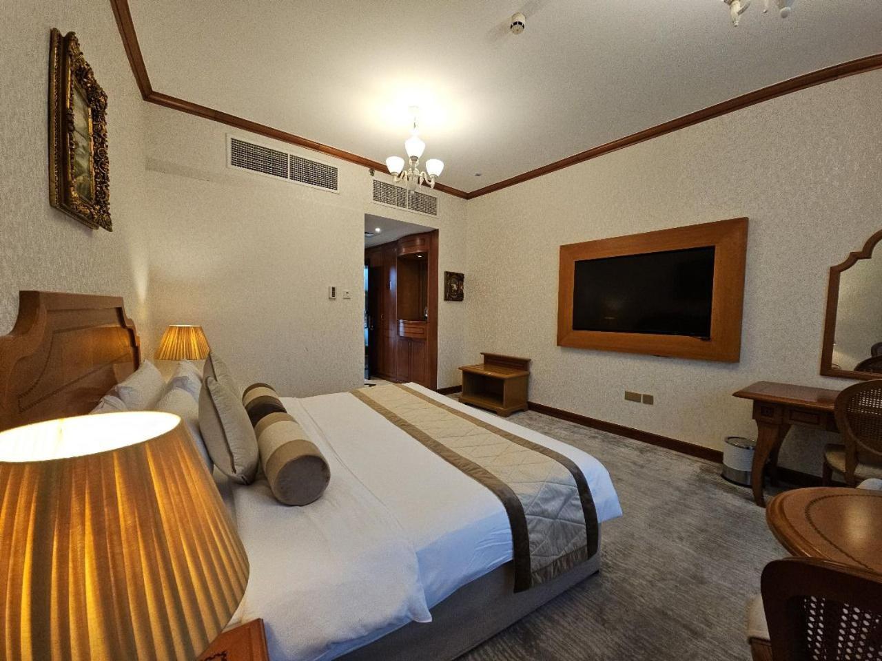 Royal Concorde Hotel & Suite Дубай Екстериор снимка
