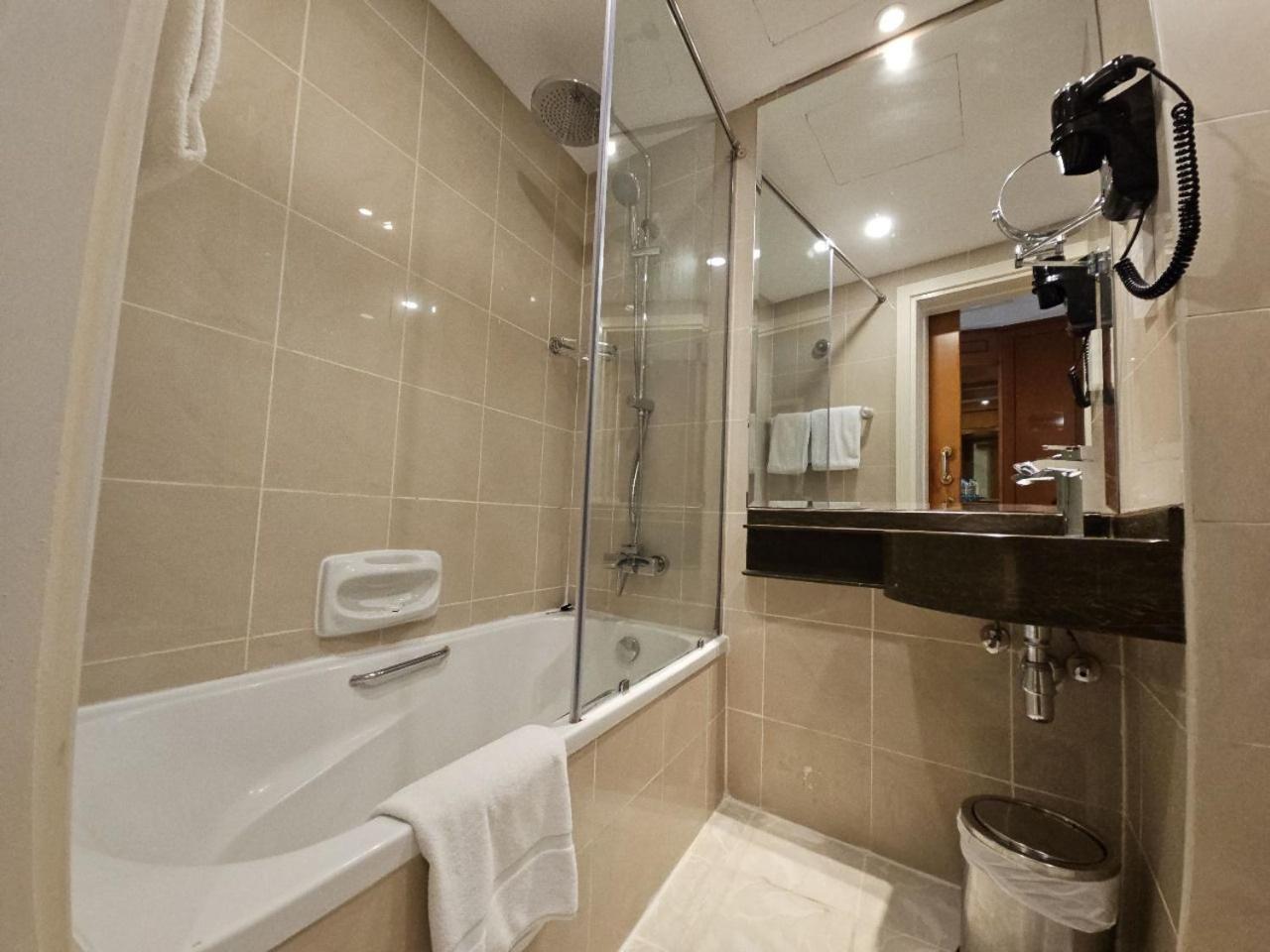 Royal Concorde Hotel & Suite Дубай Екстериор снимка