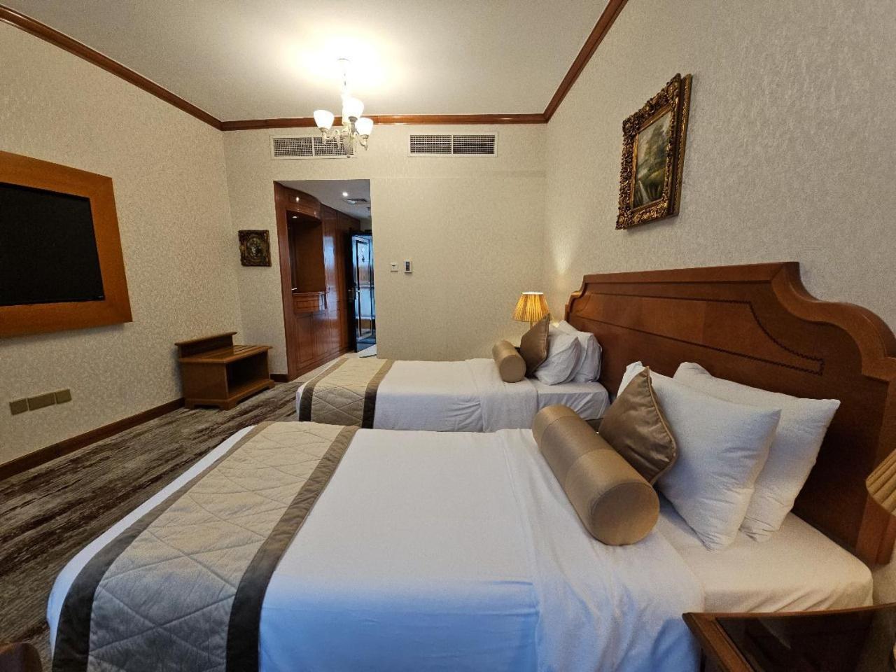 Royal Concorde Hotel & Suite Дубай Екстериор снимка