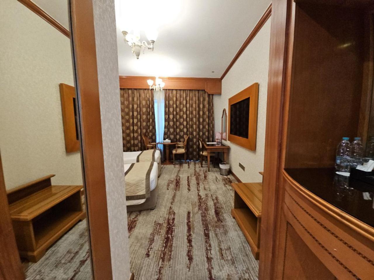 Royal Concorde Hotel & Suite Дубай Екстериор снимка