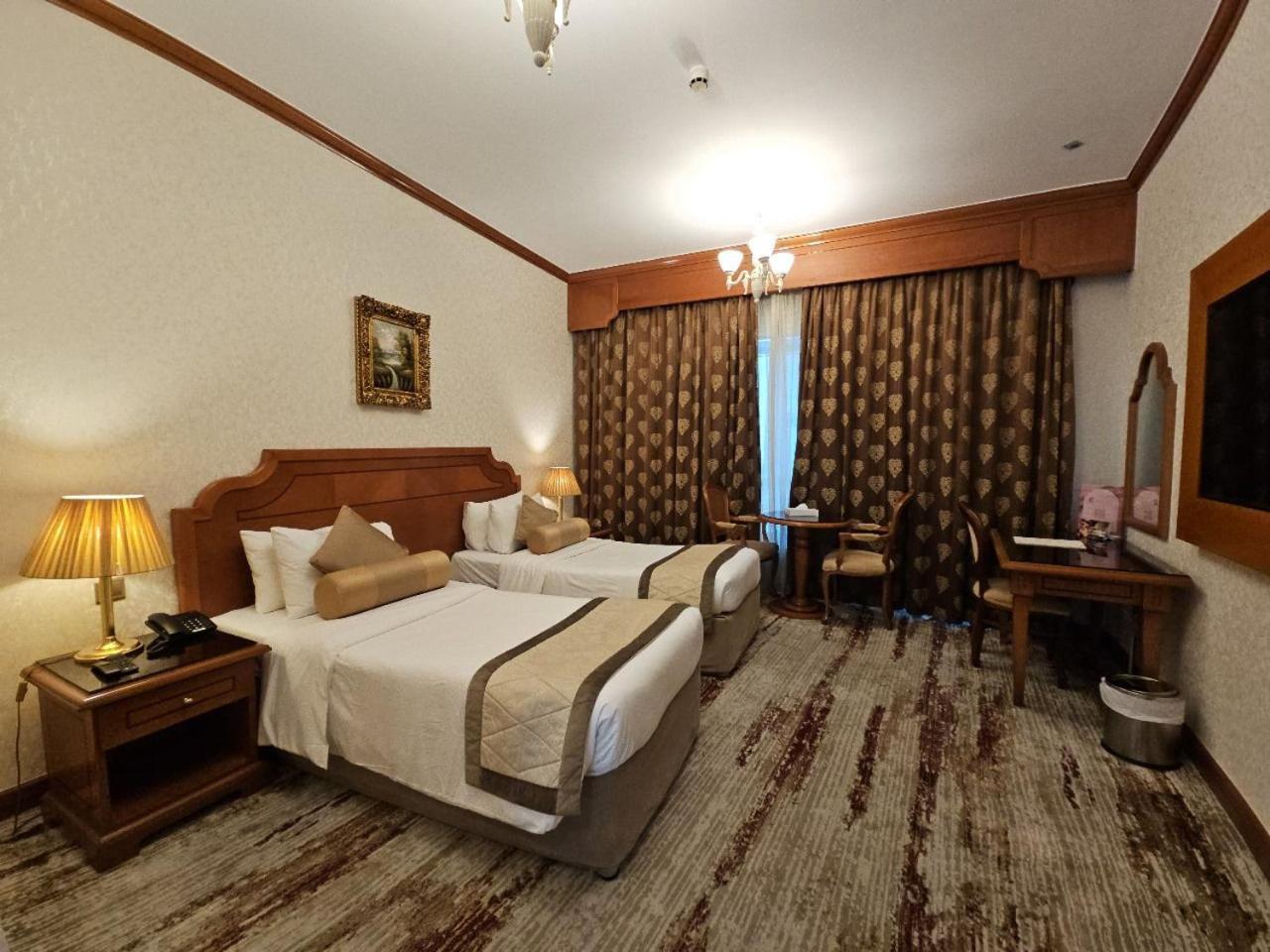 Royal Concorde Hotel & Suite Дубай Екстериор снимка