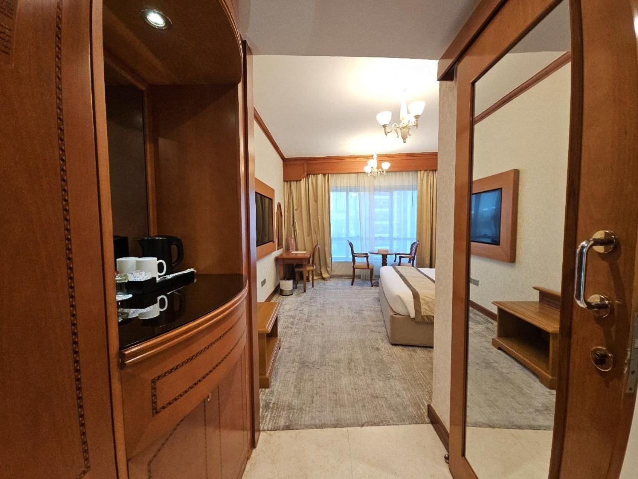 Royal Concorde Hotel & Suite Дубай Екстериор снимка