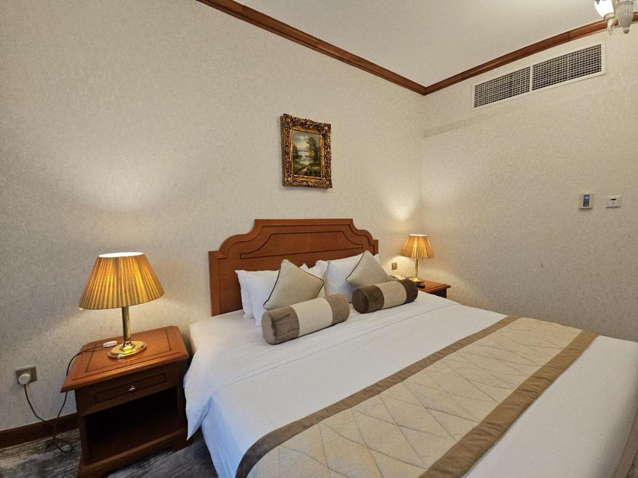 Royal Concorde Hotel & Suite Дубай Екстериор снимка
