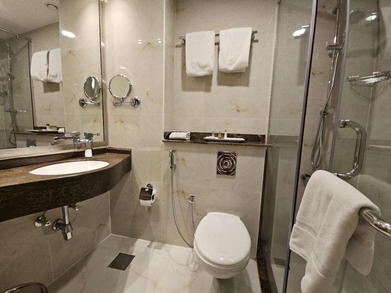Royal Concorde Hotel & Suite Дубай Екстериор снимка