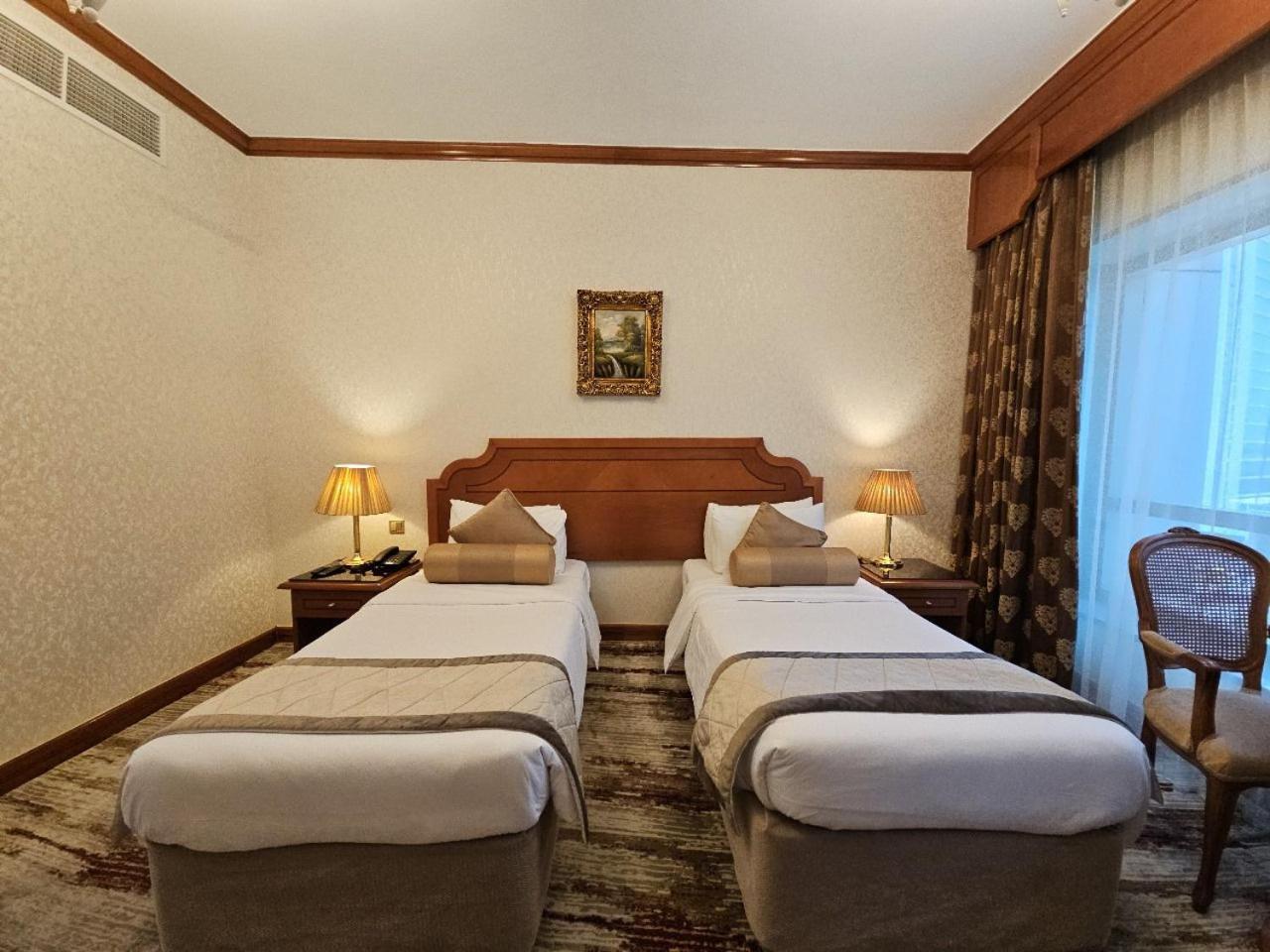 Royal Concorde Hotel & Suite Дубай Екстериор снимка